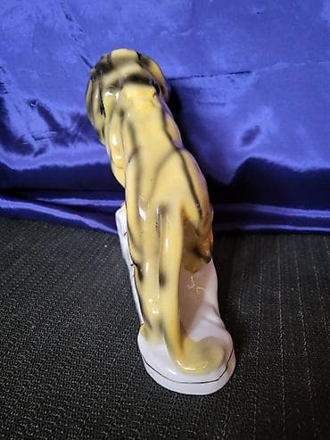 vt401 k: Figura lava,jugoporcelan Titov Veles iz 70ih.god. Porcelanska — 9