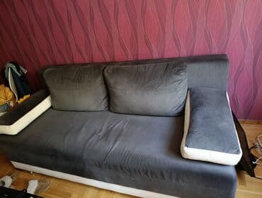 Sofe i kaučevi: Siva trosed/sofa sa dve velike naslonske jastučnice i širokim — 1