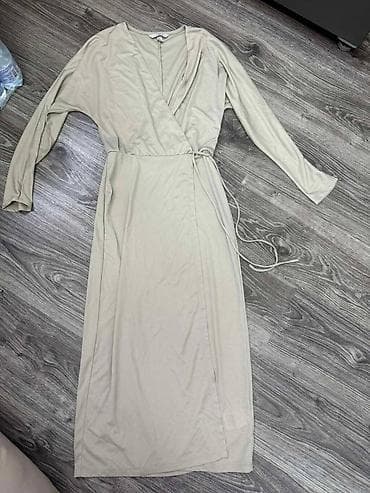 H&M haljina na preklop, neka boja peska. Preklop je ušiven u