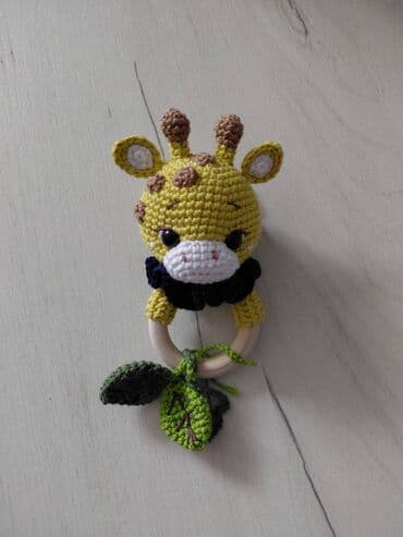 igracke iz kinder jaja prodaja: Heklana žirafa zvečka za bebe - Ručno rađena amigurumi zvečka sa — 3