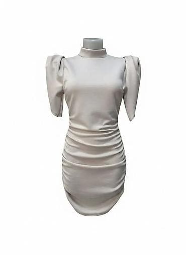 Elegantna mini haljina sa naborima - Kroj: pripijeni mini model sa