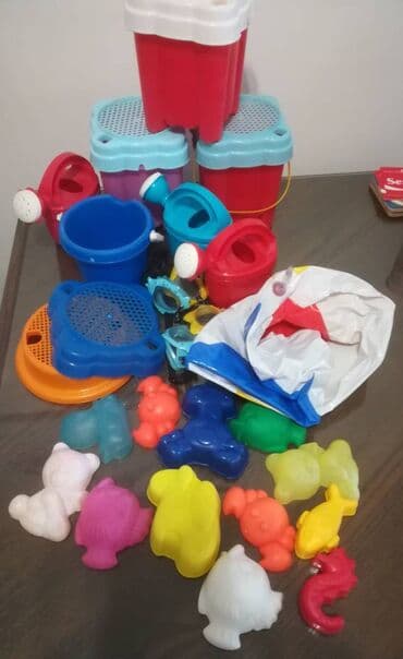 zara helanke sa prorezom: Igračke plastične, 20 kom sve za 1000 din. 12 figurica, 3 kantice, 4 — 4