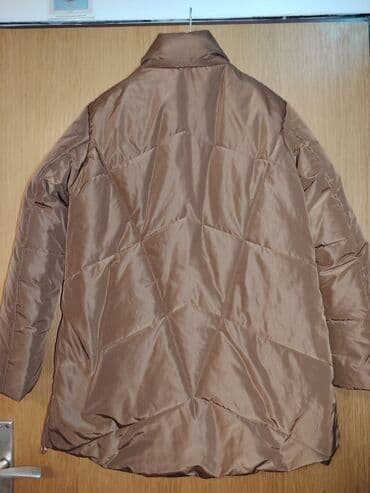 zenske zimske jakne big novi sad: Ženska zimska jakna, karamel/smeđe boje, dužine do ispod kukova. Model — 2