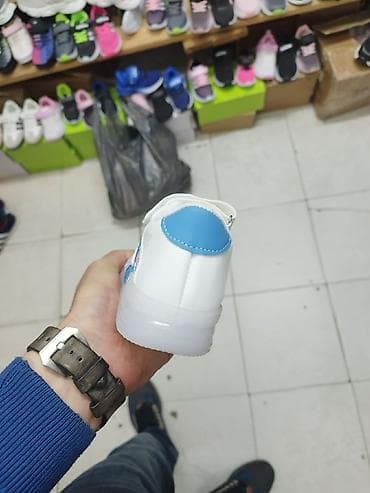 fly obuca: Dečije patike sa svetlećim đonom i motivima lika „Stitch/Angel”. Cena — 6