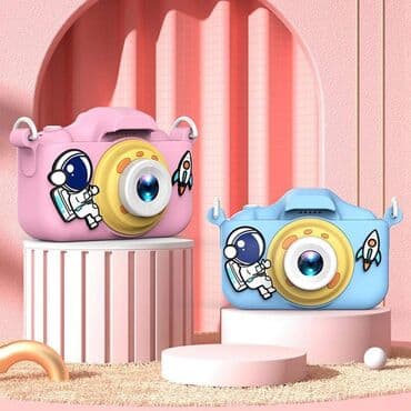 Neodoljivi fotoaparat kamera astronaut u dve boje. Zabavna kamera je
