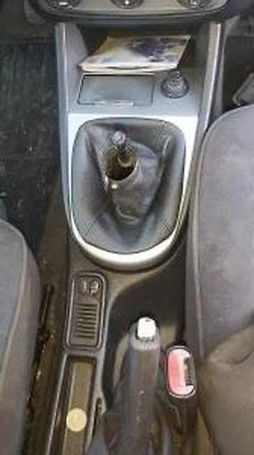 seat znak: ALFA 147 SREDNJA KONZOLA HROM | Skinuta sa alfe 147 restajling — 1