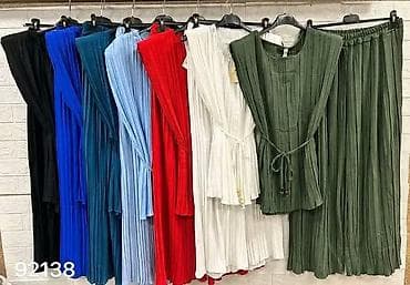 pull and bear kompleti: Plisirani kompleti
L XL XXL XXXL
Cena : 3400 dinara — 6