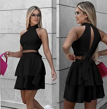 Komplet moderna crop top majica i suknja sa volanima. -Majica