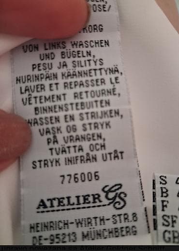 krem pantalone i bela kosulja: Elegantna ženska bluza s bisernim detaljima – Atelier GS - Model — 2