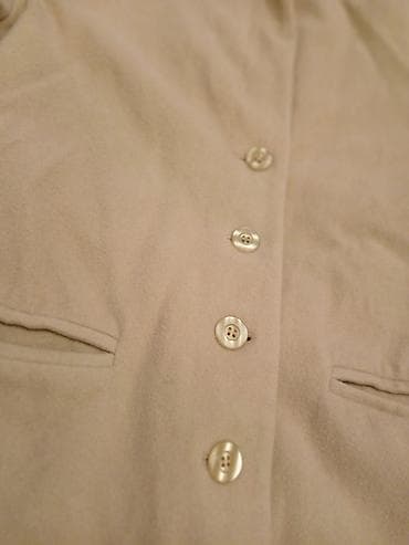Bež ženski kaput klasičnog kroja - Boja: svetlo bež - Krojenje: ravna