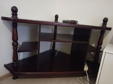 Kuhinjski nameštaj: Ugaona komoda 80 x 130 cm, visina 70 cm. Izrađena u kombinaciji drveta — 3