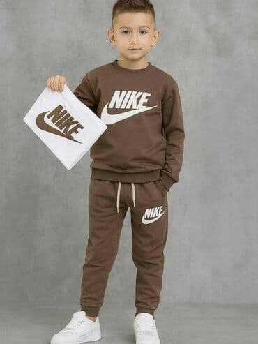 Komplet trenerke: Komplet dečije trenerke marke Nike. Sastoji se od dukserice dugih — 2