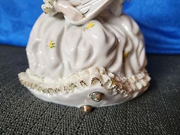 ukrasne figure: Nemacka nova figura dama sa mandolinom iz 70ih godina. Porcelanska — 8