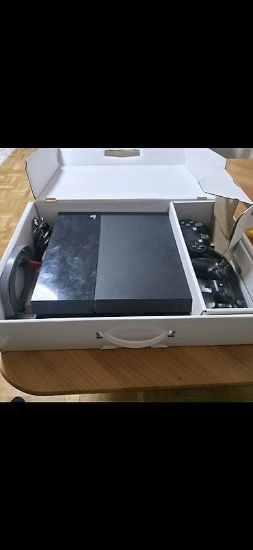 game tv stick: Sony PlayStation 4 konzola (standardni model, crna), u kompletu sa: - — 1