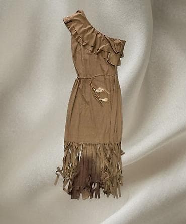 divna divna note: Haljina na jedno rame sa resama – boja camel
Univ vel — 1