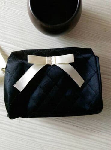 armani saten haljine: Elegantna mini kozmetička torbica - Materijal: satenski izgled sa — 1