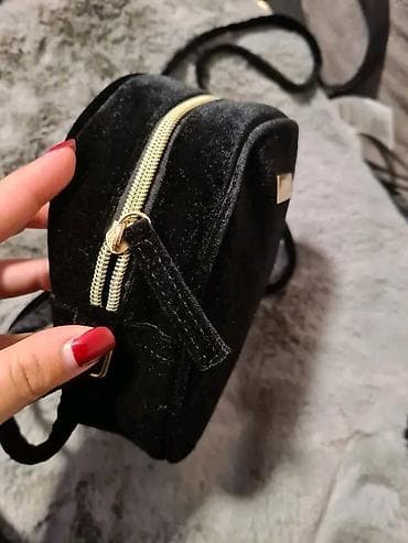 zip kesice dm: Okrugla ženska torbica preko ramena – crna somot/velur - Model — 3
