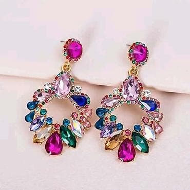 jimmy choo set: Set modnih minđuša – raznolik dizajn. - Materijali i detalji: - Legura — 8