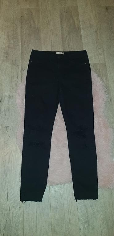 zenski kompleti sako i pantalone za punije: Crne ženske farmerke – skinny kroj. - Boja: jednobojna crna - Model — 1