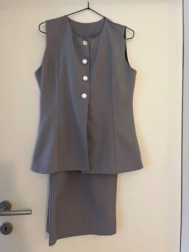 Predivan elegantan komplet u sivoj boji. Odgovara S/M velicini