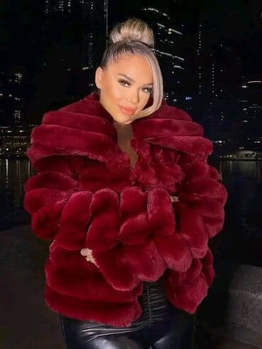 sofiae jakne: ODMAH DOSTUPNO!!! Cena:4300din🍓 Vel L (EU 40-42) Dimenzije: Grudi — 2