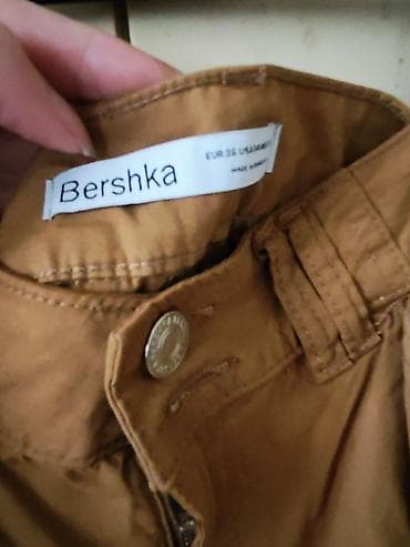 Suknje: Bershka mini suknja – karamel/svetlo braon boja. Model sa niskim — 2