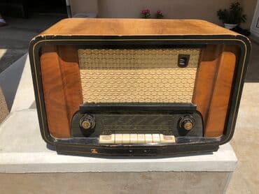 citizen eco drive radio controlled: Starinski radio prijemnik sa kućištem od drveta, dizajniran da se — 1