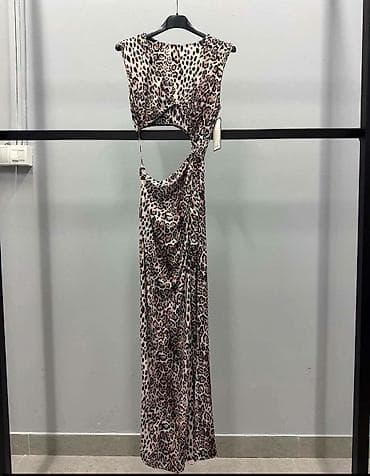 crna haljina uz telo: Haljina duga sa leopard printom i bočnim izrezom. - Model: maxi — 2