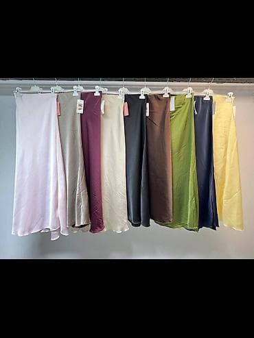 air force krem: Suknja saten midi A-kroj. - Elegantna saten suknja,blagog A-kroja koji — 2