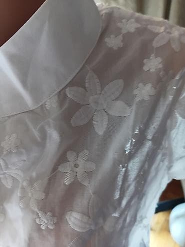 manoard blanche cena: Bela ženska bluza sa kratkim rukavima i reljefnim cvetnim vezom po — 10