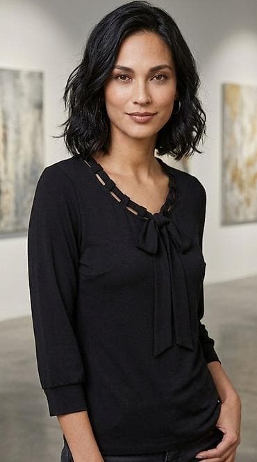 materijal za vez: Elegantna ženska bluza u crnoj boji. - Model sa 3/4 rukavima i — 1