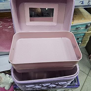 Kozmeticki kofer 

Cena: 3500 din — 9