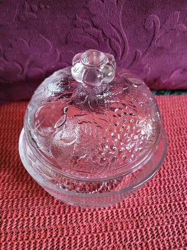 vatrostalne posude sa poklopcem: Bombonijera nova sa poklopcem,puno staklo. Visina. 12cm. Precnik — 6