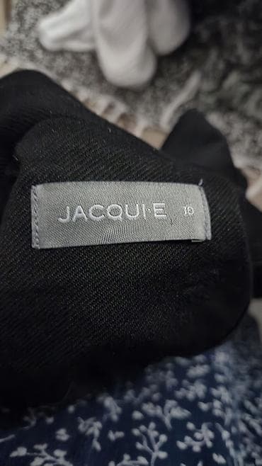 patike 50 broj: Ženski sako Jacqui E – crni - Klasican, strukiran kroj sa reverima - — 3