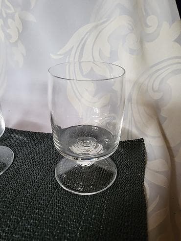 čaše za vodu metalac: Case za vino iz 80ih. Case ( kafanske) za vino,perketne,sve na njima — 10