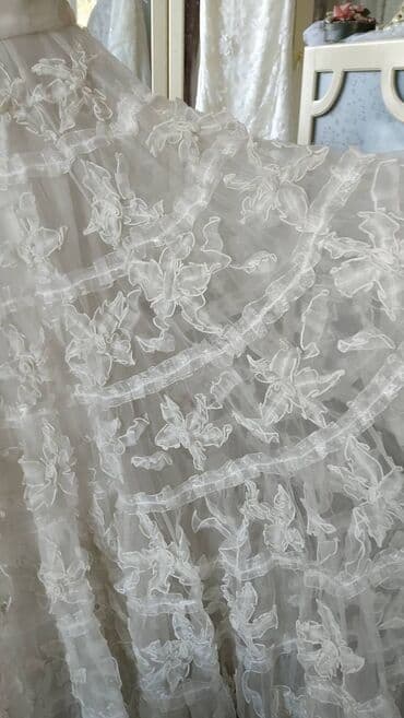 Wedding Clothes: Snežno bela top venčanica od organdina sa aplikacijama cvetova po — 5