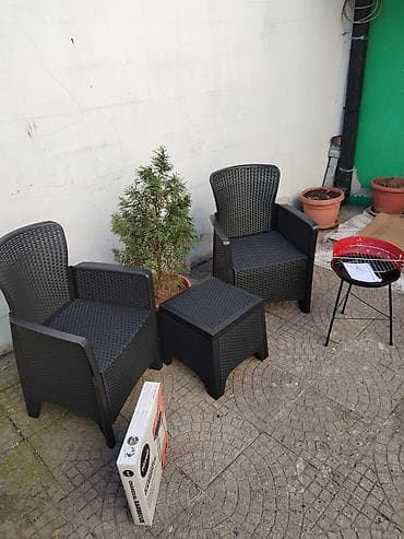 pivski set sto i klupe: Baštenski set + roštilj na ugalj - Dva prostrana naslonska stolca od — 4