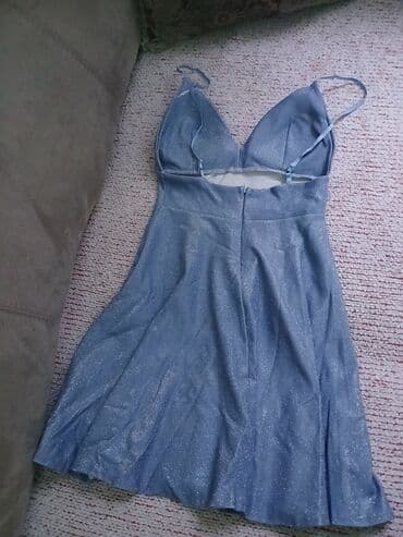 Svečana haljina bez rukava u nežno plavoj boji sa diskretnim na lalafo.rs Svečana haljina bez rukava u nežno plavoj boji sa diskretnim