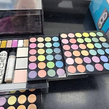 silikonski koferi: Profesionalna paleta šminke u obliku kofera. Sadržaj kompleta: Set — 8