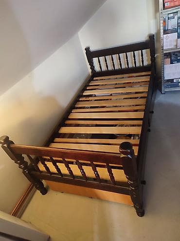 Jednokrevetni drveni ram za krevet sa fiokom za odlaganje. -