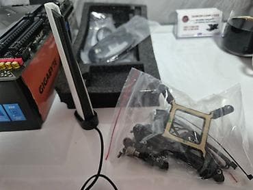 poklanjam kompjuter: Gigabyte Z790 GAMING X AX – gejming matična ploča (LGA1700) Ključne — 4