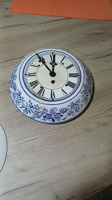 Zidni sat od keramike/porcelana sa mehanizmom na navijanje. -