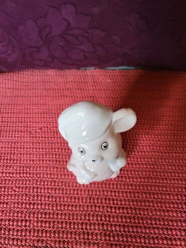 porcelanske solje za caj: Porcelanska nova,vintaz figura. Visina. 11cm. Duzina — 4