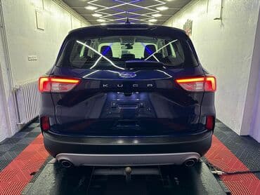 hecbek automobili: Plavi Ford Kuga, SUV model sa petoro vrata, opremljen je automatskim — 10