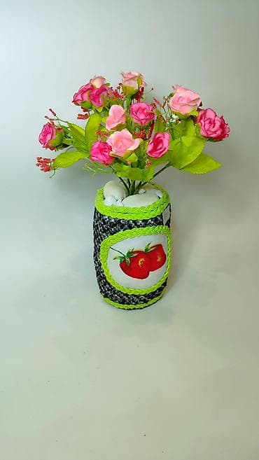 Dekorativna aranžirana vaza sa veštačkim ružama - Ručno dekorisana