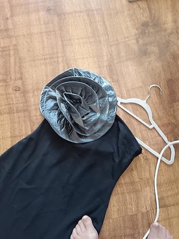 zara haljina type 1: Elegantna duga crna haljina sa naglašenim detaljem – velikom — 2