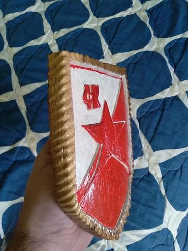Kuhinjska oprema: Ručno rezbareni drveni grb FK Crvena zvezda - Materijal: puno drvo — 3