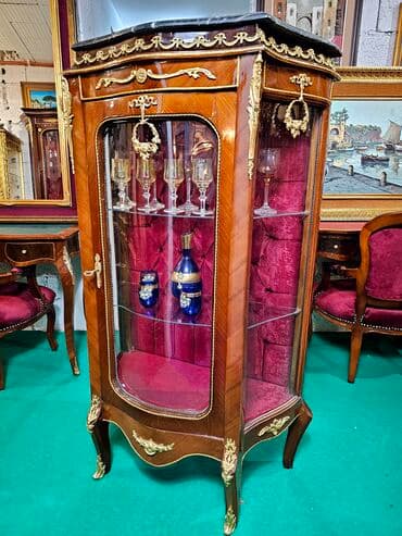 Stilske vitrine: 𝐏𝐫𝐞𝐥𝐞𝐩𝐚 𝐛𝐚𝐫𝐨𝐤𝐧𝐚 𝐯𝐢𝐭𝐫𝐢𝐧𝐚 𝐬𝐚 𝐝𝐯𝐞 𝐬𝐭𝐚𝐤𝐥𝐞𝐧𝐞 𝐩𝐨𝐥𝐢𝐜𝐞 𝐢 𝐦𝐞𝐫𝐦𝐞𝐫𝐧𝐨𝐦 𝐩𝐥𝐨č𝐨𝐦 𝐧𝐚