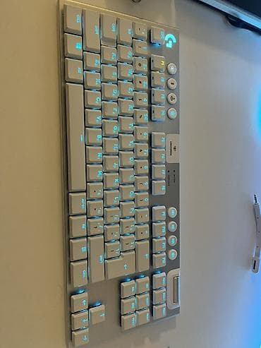Mehanička bežična tastatura – belih tastera, aluminijumska gornja