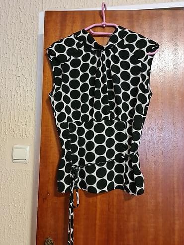 pull and bear jakne kengur: Ženska bluza bez rukava sa krupnim tačkama (crno-beo print). Model sa — 1